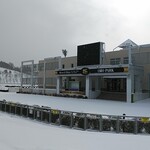 元祖ジャンボ焼き鳥 鳥喜 - 誰もいない雪のパドック