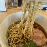 支那そば　まるこう - 麺は群馬県下の有名店によくある、小麦感を感じる細ストレート麺。