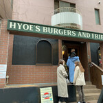 HYOE'S BURGERS + FRIES - 〜外観：店舗前 多くの行列〜