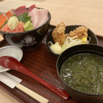 Tsukiji Shokudou Genchan - 日替わり丼と鶏唐揚げ