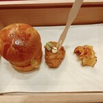 アンシャンテ - カニクリームのミニバーガーと菊芋のチップ