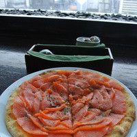 ウルフギャング・パック カフェ 愛知芸術文化センター店 - スモークサーモンピザ