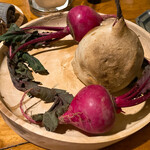 Terroir愛と胃袋 - 蕪と塩釜を見せてくれます。