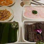 海底撈火鍋 - 上右は白身魚、下左はワカメ、牛ゼンマイ
