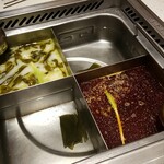 海底撈火鍋 - 奥から酸菜火鍋、清油麻辣火鍋、何も入っていなそうなのは無料の昆布スープ