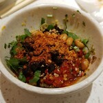 海底撈火鍋 - ２回目は唐辛子、大豆を加える