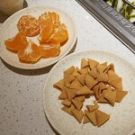 海底撈火鍋 - みかんは店員が剥いてくれた、手前はクラッカー