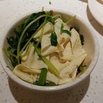 海底撈火鍋 - 好物の湯葉、野菜がを乗せて