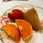 うを徳 - みかん、イチゴ、リンゴの白ワイン煮