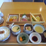 Nihon Ryouri Kisuitei - お茶を頂きながらしばらく待つと注文した喜水御膳１５７５円が運ばれて来ました。
                         