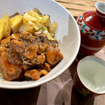 二坪食堂 - 「 鶏もも肉とプルーンのバルサミコ煮 のどんぶりご飯 」
            を食べながら特別本醸造「喜久酔」のお燗を飲む。最高！！