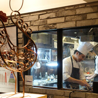 中国菜 老四川 飄香 銀座三越店 - 飄香の厨房はガラス張りで