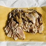 弥吉精肉店 - 鶏のタタキ（注文してから切ってくれました）