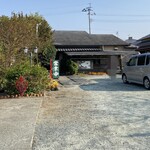 弥吉精肉店 - 焼き肉屋さんの駐車場（営業中ではなかった）