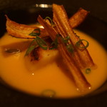 裏参道牛肉店 - 活ホタテとゴボウの素揚げ、ローストカボチャピュレスープ