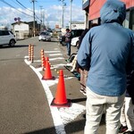 中華そば土屋商店 - 雪のちらつくこの冬一番の寒波に大勢の人が震えながら行列に並びました♪