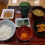 なか卯 - 納豆朝定食（ご飯少なめ）［290円］、鶏天（2個）［クーポン利用で無料］