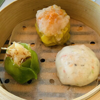 広東料理 センス - プレミアム蒸し餃子3種:
                    トリュフと卵白の蒸し餃子
                    帆立の蒸し餃子自家製XO醬ソース風味
                    岩手県産プラチナポークの焼売