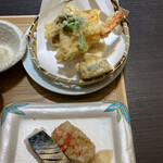 高志の恵み 玄 - 旬彩粗挽そば御膳の鯖寿司と蟹の炊き込みご飯