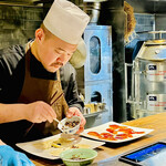 仁修樓 - ◎薄餅呼ばれるクレープ風の生地に北京ダックの皮と洋梨とピーカンナッツを巻いていく。