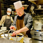 仁修樓 - ◎紹興酒に漬けた上海蟹を取り出しいく。