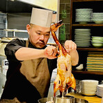 仁修樓 - ◎鴨の胸肉を削いでいく。