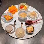 仁修樓 - （時計周り）　
      ◎クラゲ
      ◎金柑、ミニトマト、胡瓜の甘酢漬け酢
      ◎蒸し鶏のみぞれがけ
      ◎ピーカンナッツ
      ◎帆立の紹興酒漬けフリット
      ◎上海蟹の小籠包
      ◎猪肉の道明寺粉揚げ
      ◎虎フグの紅麹の唐揚げ　