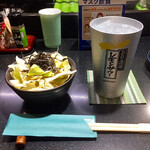 三酉屋 - レモンサワー385円とお通しの塩昆布キャベツ330円