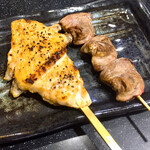 三酉屋 - 手羽先、はつ塩、各165円