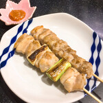 三酉屋 - ねぎま塩198円、せせり塩165円