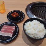 Kaiten Ren Yakiniku Ittou - 豚カルビ110円、白菜キムチ110円、ご飯大275円