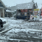 中津からあげ 渓 - 雪のある駐車場