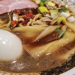 ラーメン凪 - 味玉すごい煮干しラーメンアップ