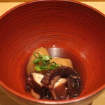 こころや - 地だこと里芋の柔らか煮(半分にシェアした状態)