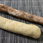 スーリープー - 上:クリスティク（¥321）（税込）　　　　　　　　　　　　　　下:ロングソーセージ&グリーンペッパー（¥299）（税込）