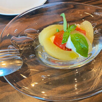 カレス - カプレーゼ。季節のフルーツは洋梨でした。美味しかった！