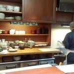 よし乃 - カウンター越しに調理中の御主人