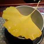 よし乃 - 大きな銀杏の葉