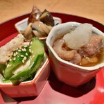 高太郎 - 酒肴盛り：赤なまこの茶振り、黒ツブ貝のさっと煮、鶏ササミとキュウリ