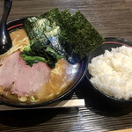 横浜家系ラーメン勝星家 - ラーメン大盛りとライス