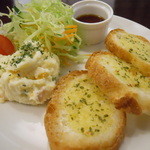 サラダ＆ガーリックトースト