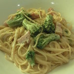トラットリア フィオリトゥーラ - 201212　Fioritura　日替りパスタ（1000円）ベーコンとブロッコリーのクリームソース