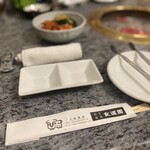 川崎名物 炭火焼肉 食道園 - 初期テーブルセット