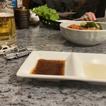 川崎名物 炭火焼肉 食道園 - タレとレモン