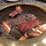 川崎名物 炭火焼肉 食道園 - カルビを焼いているの図