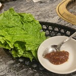 川崎名物 炭火焼肉 食道園 - サンチュ付き