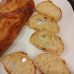 パサージュ ア ニヴォ - バゲット300円税込。気泡が大きいのが特徴。