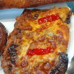 パサージュ ア ニヴォ - ツナとナスのピザ300円税込。