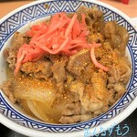 Yoshinoya - 生卵は具の下のご飯と混ぜてあるから卵かけご飯の上に牛丼の具のイメージ