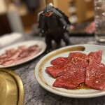 川崎名物 炭火焼肉 食道園 - アレッ？なんかいる…